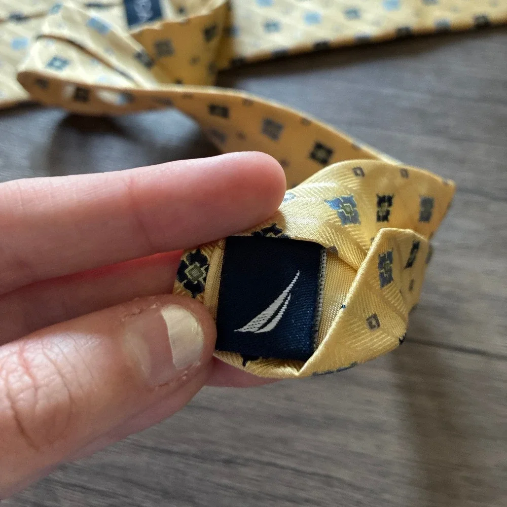 Nautica Geometric Medallion Silk Necktie OS Yellow Mens Classic Professional